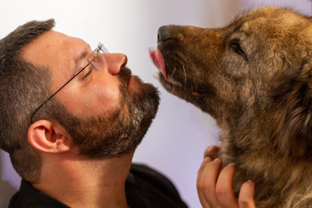 רומן מאלף כלבים בתהליך אילוף של כלב